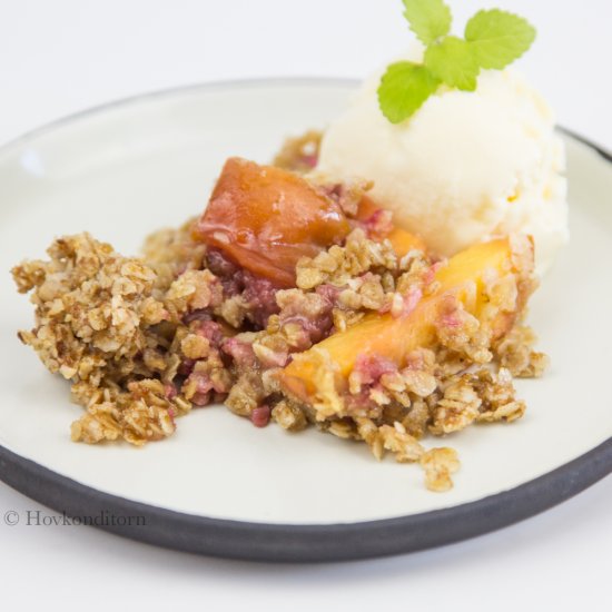 Nectarine Raspberry Crumb Pie