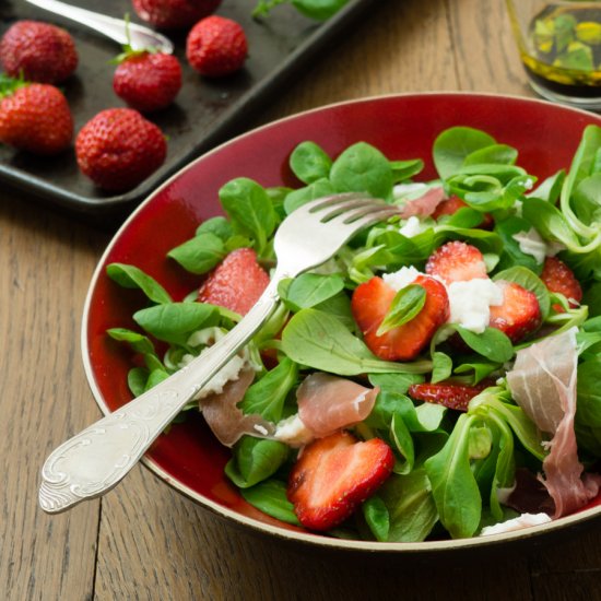 Strawberry and lamb lettuce salad