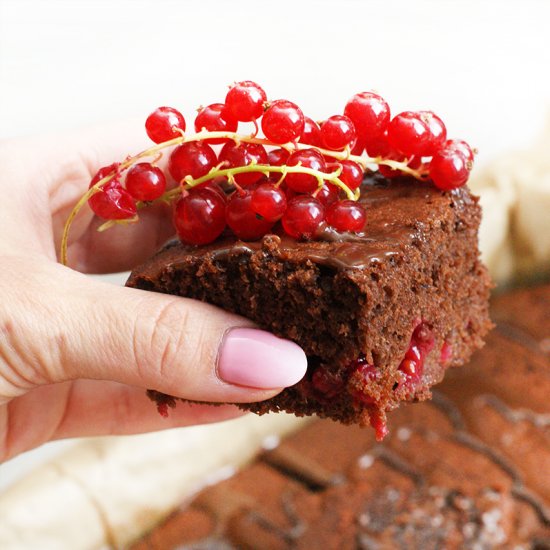 Chocolate cake with redcurrant