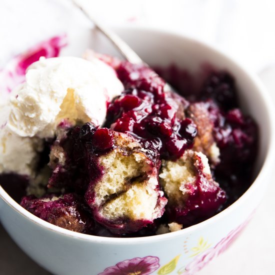 Slow Cooker Cinnamon Roll Berry Cob