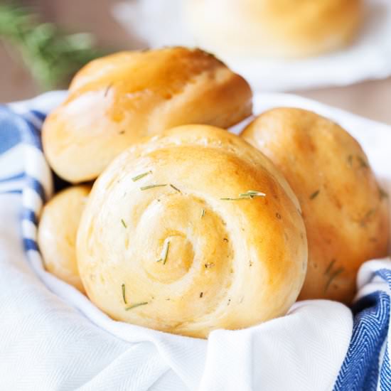 Rosemary Dinner Rolls