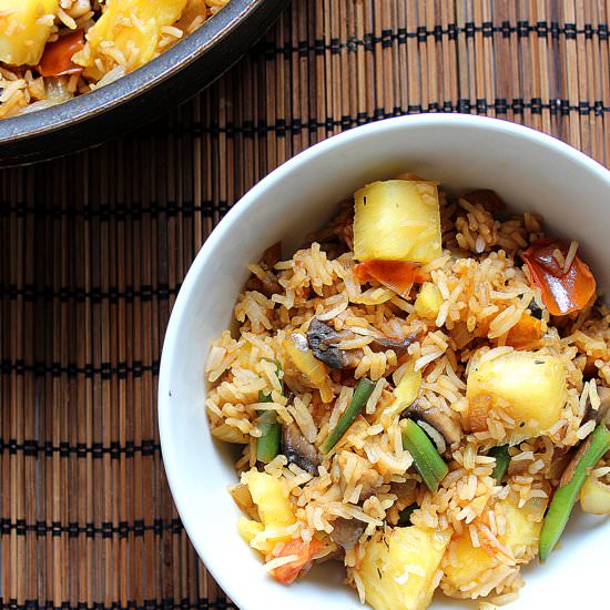 Vegan pineapple fried rice