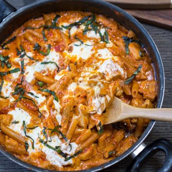 One Pot Chicken Mozzarella Pasta