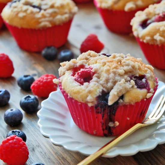 Cinnamon crumble blueberry muffins