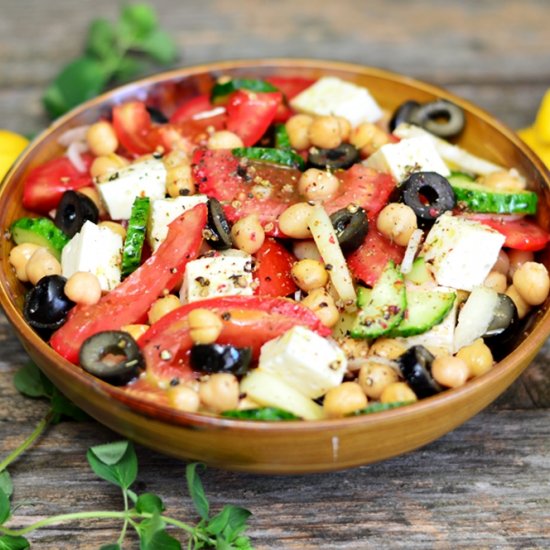 Mediterranean salad with chickpeas