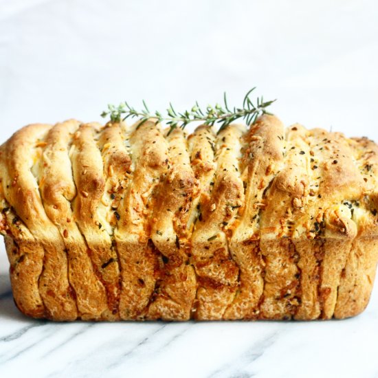 Garlic Cheddar Pull-Apart Bread