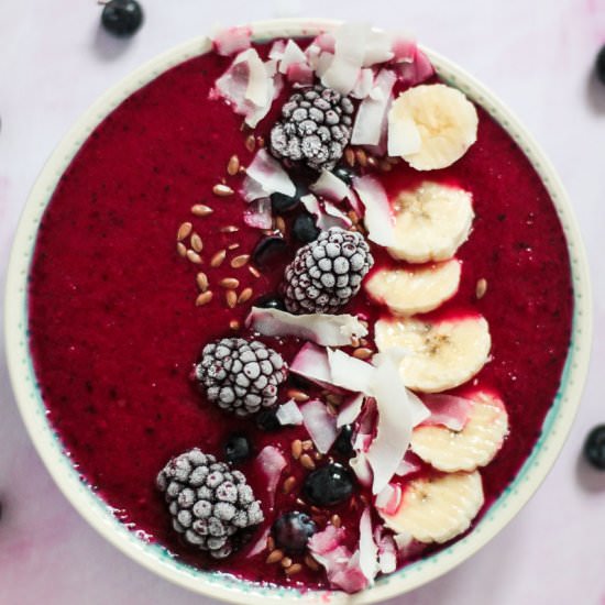 Vegan beetroot smoothie bowl