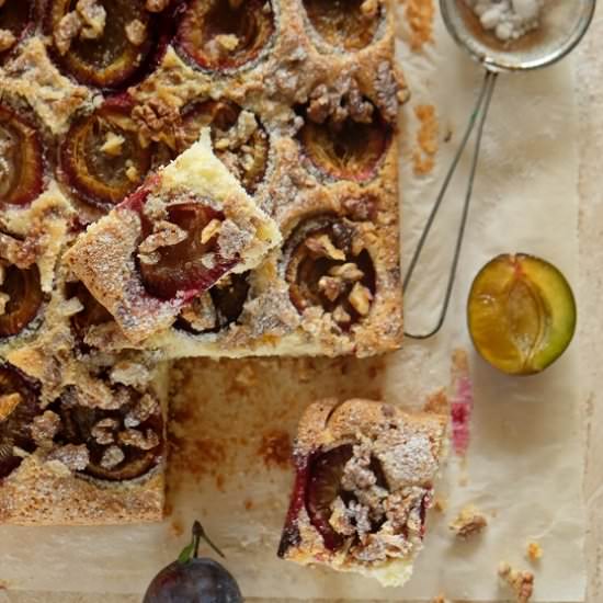 Tea cake with plums and hazelnuts