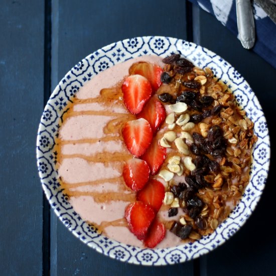 Oats and Strawberry Smoothie Bowl