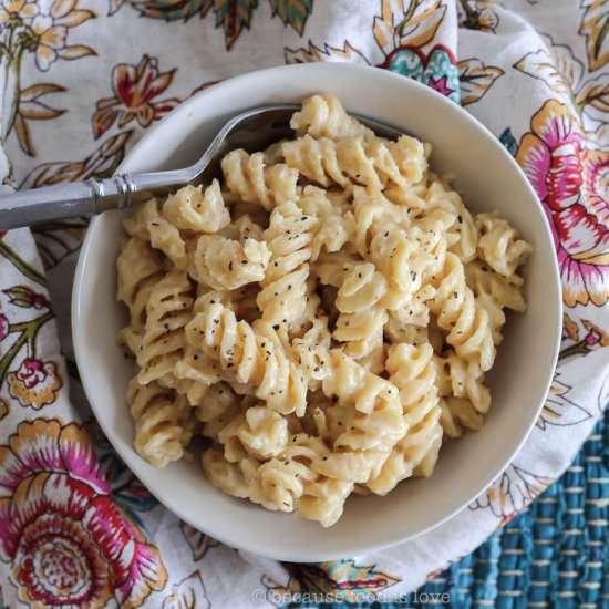 Super Simple Creamy Mac and Cheese