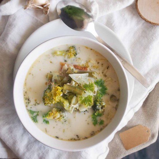 Green vegetable soup with chicken