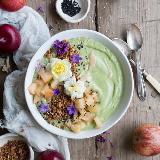 Raw paleo smoothie bowl