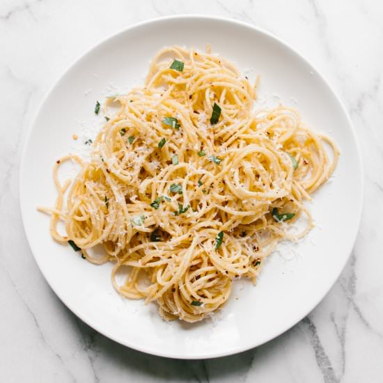 Spaghetti With Garlic & Oil Sauce