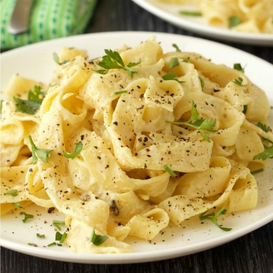 Cheesy Garlic Vegan Alfredo