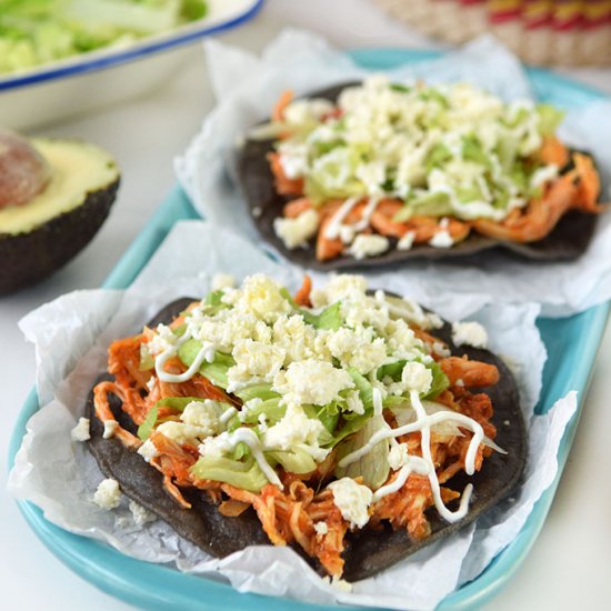 Tostadas de Tinga de Pollo