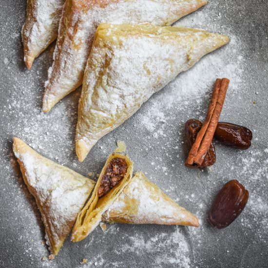 Puff pastry stuffed with dates