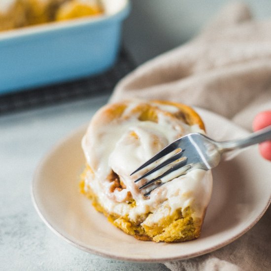 pumpkin streusel cinnamon rolls