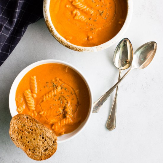 Vegan tomato pasta soup