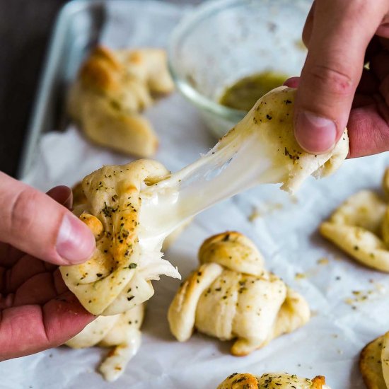 Easy Cheesy Garlic Knots