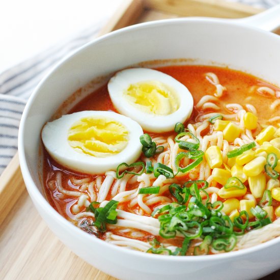 Creamy Garlic Sriracha Ramen