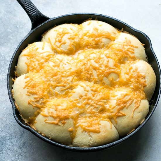 CHEESY SKILLET BREAD ROLLS