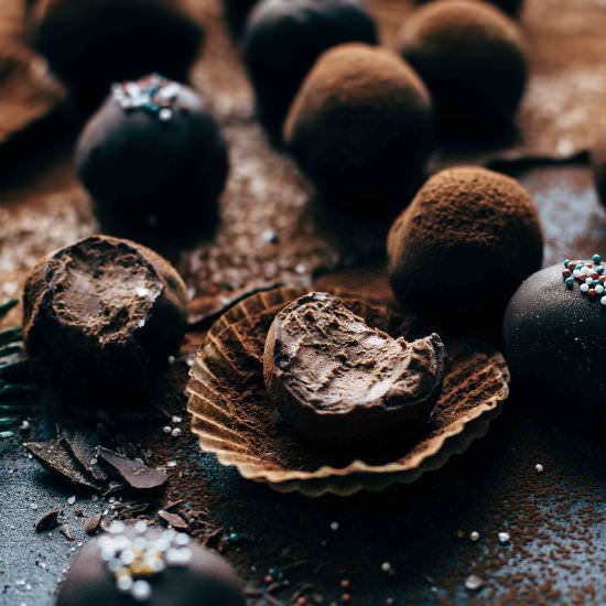 EASY CHOCOLATE RUM TRUFFLES