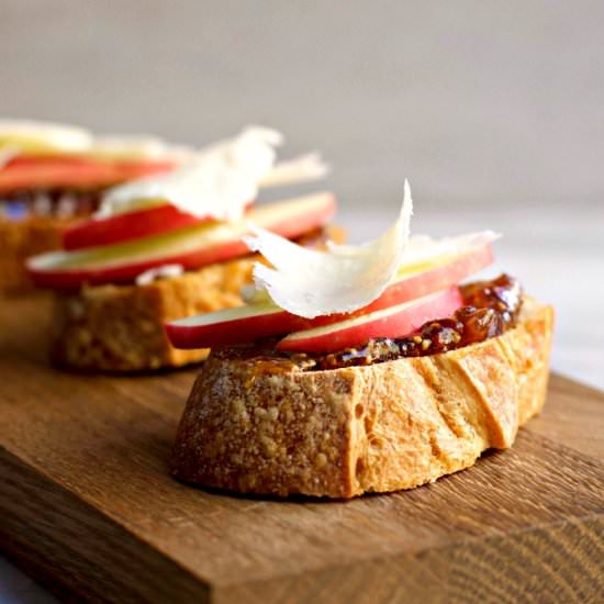 Apple Crostini w Fig Jam & Pecorino