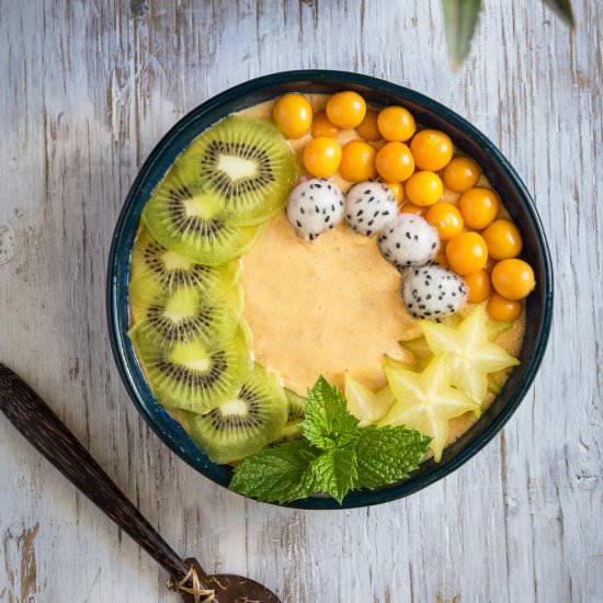 Tropical smoothie bowl