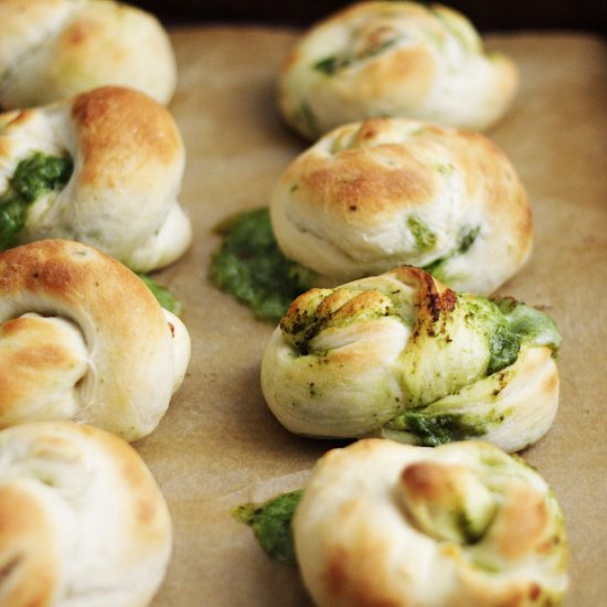 Cheesy Pesto Bread Knots