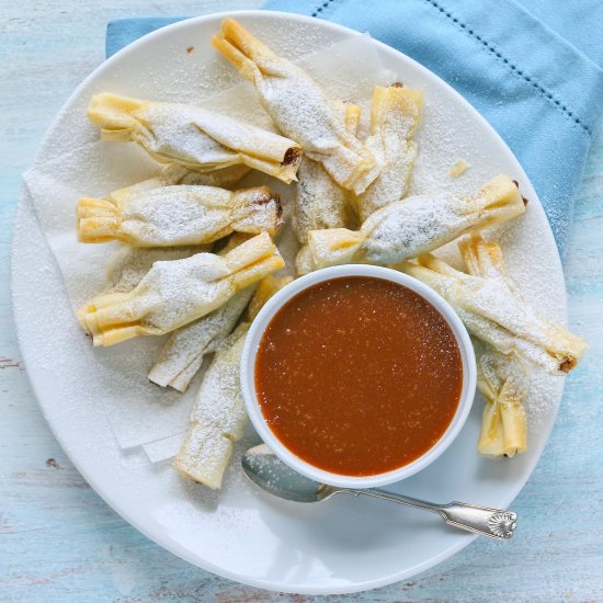 Phyllo crackers with caramel sauce