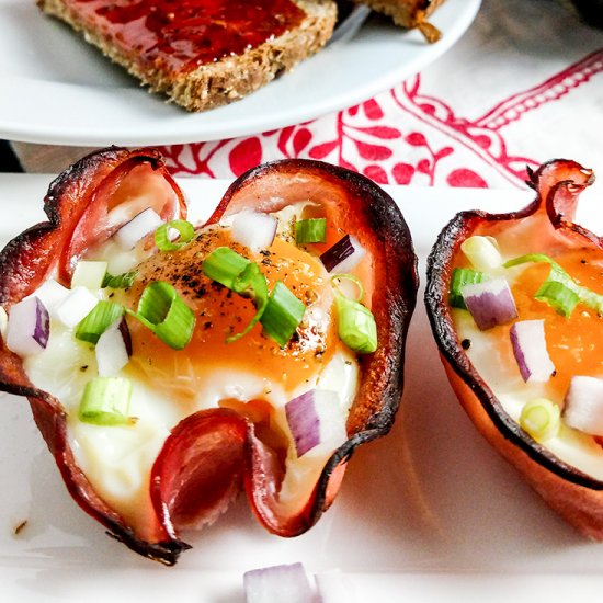 Baked Eggs in Ham Cups