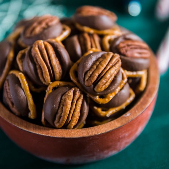 Chocolate Caramel Pretzel Turtles