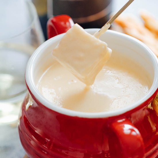 Easy Cheese Fondue Recipe with Wine