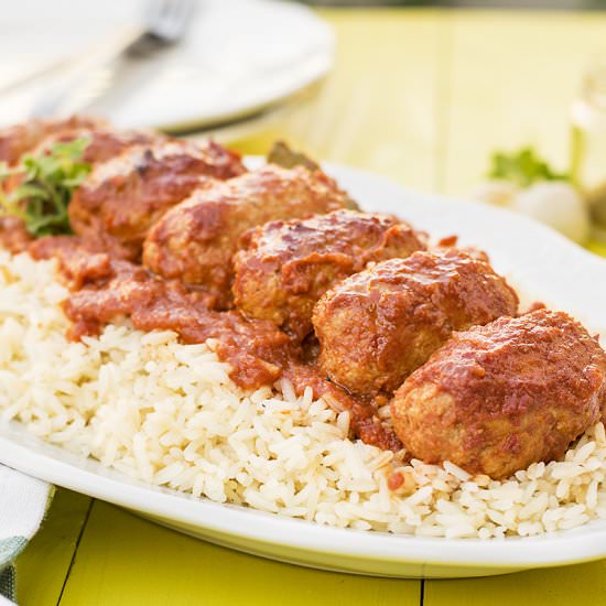 Baked meatballs in tomato sauce