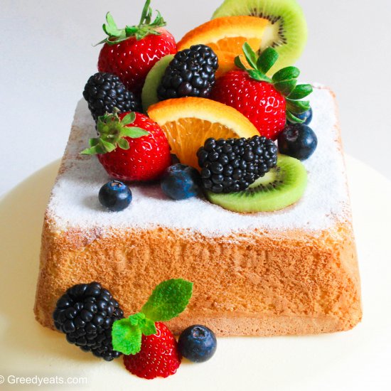 Lemon sponge cake with fresh fruits