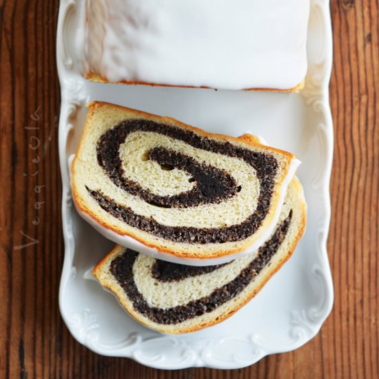 Cake with poppy and icing