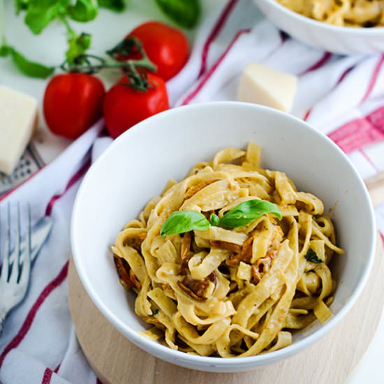 Creamy pasta with dried tomatoes