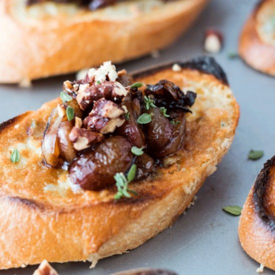 BLUE CHEESE CROSTINI WITH GRAPES