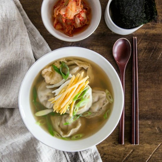 Manduguk (Korean Dumpling Soup)