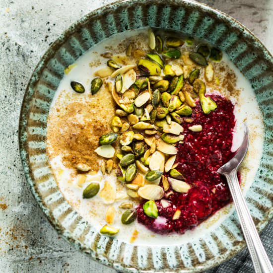 Amaranth porridge with chia jam