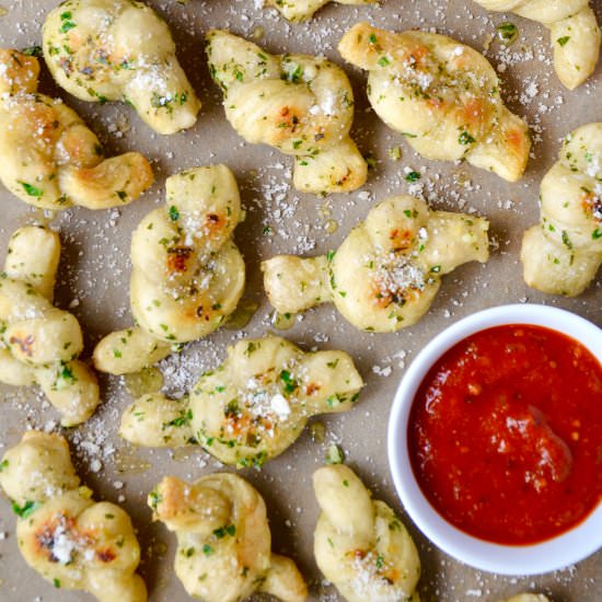 Easy Homemade Garlic Knots