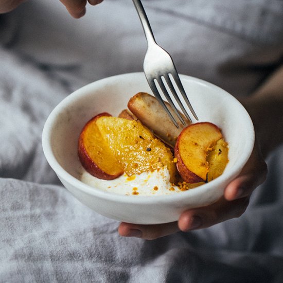 Baked fruits with yoghurt