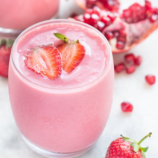 STRAWBERRY POMEGRANATE BREAKFAST SMOOTHIE