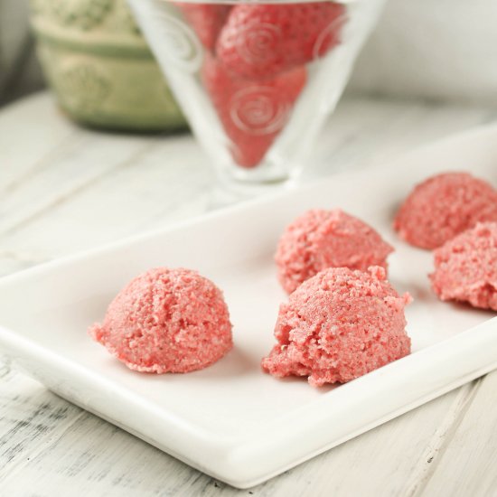 Paleo | Raw Strawberry Macaroons