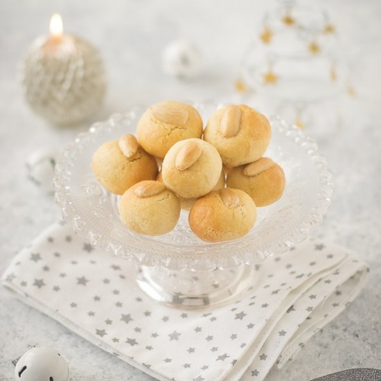 christmas cookies with almonds