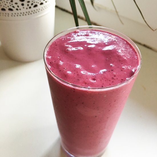 Berry cake breakfast smoothie