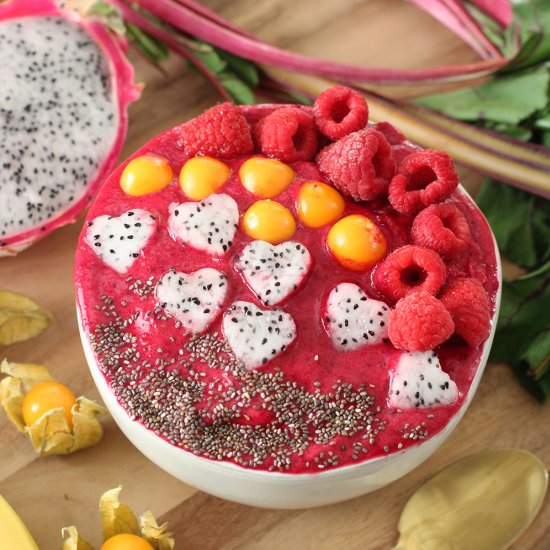 Superfood heart beet smoothie bowl