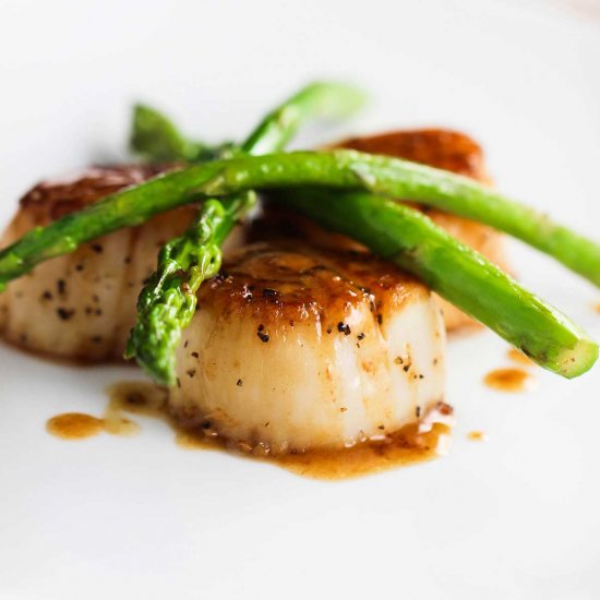 Seared Scallops with Asparagus