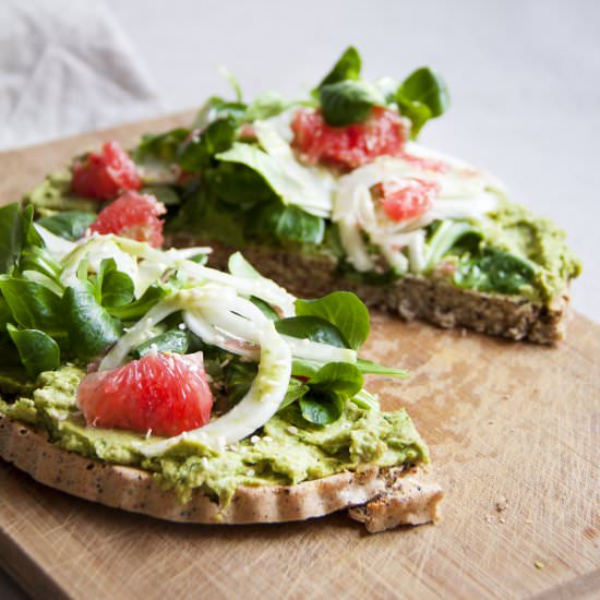 Quinoa pizza with avocado & fennel