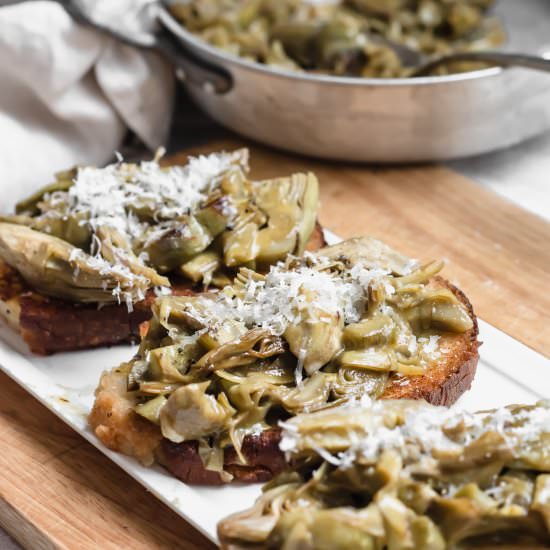 Bruschetta with eggs and artichokes